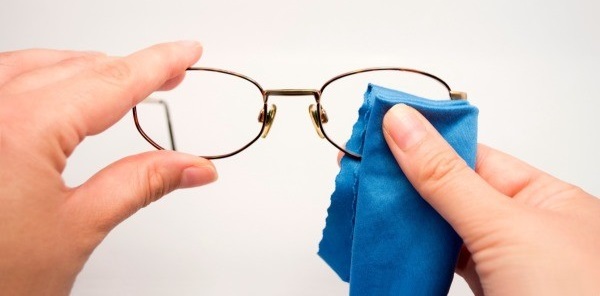 Szemüveg tisztítása, ápolása